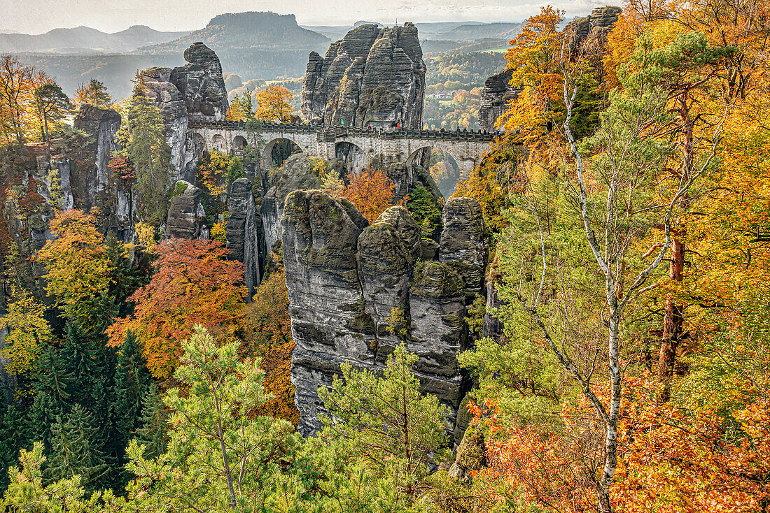 Aussicht auf die Bastei Felsenbrücke im Herbst, Sächsische Schweiz, Sachsen, Deutschland 