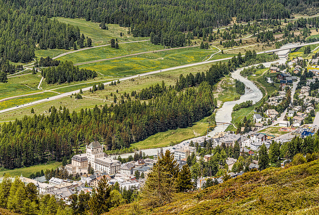 Blick auf den Ort mit Schlosshotel im Frühsommer von den Berghängen am Steinbockweg unterhalb von Piz Languard, Pontresina, Engadin, Graubünden, Schweiz