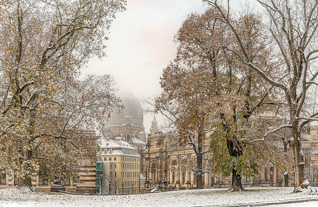 Terrassenufer mit Kunstakademie und Frauenkirche im Winter, Brühlsche Terrasse, Dresden, Sachsen, Deutschland