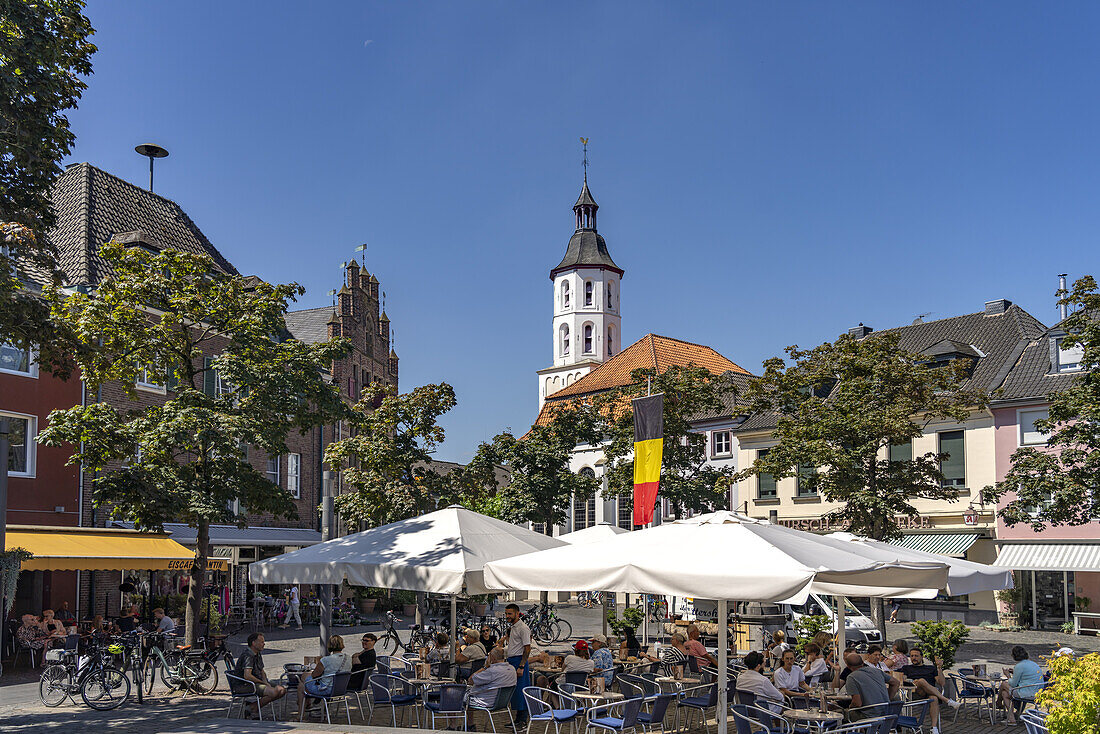 Cafe auf dem Marktplatz und die evangelische Kirche in Xanten, Niederrhein, Nordrhein-Westfalen, Deutschland, Europa