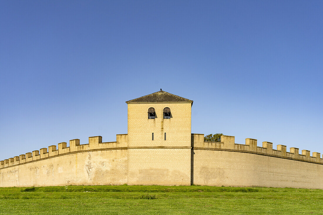  Reconstructed city wall and tower of the Roman Colonia Ulpia Traiana in the Archaeological Park in Xanten, Lower Rhine, North Rhine-Westphalia, Germany, Europe 