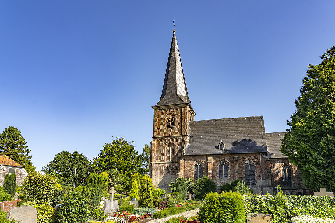  Church of St. Willibrord in the Wardt district of Xanten, Lower Rhine, North Rhine-Westphalia, Germany, Europe 