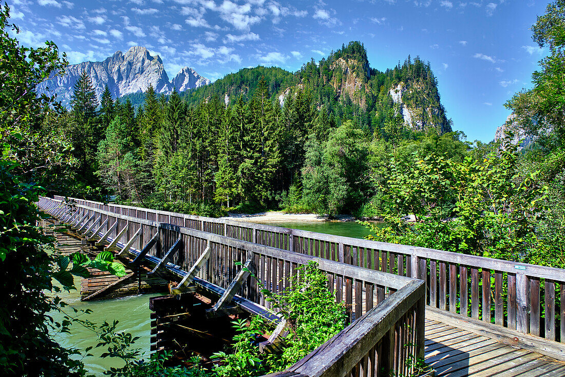 Holzsteg über Fluss Enns, bei den Ennskaskaden, Nationalpark Gesäuse, Ennstaler Alpen, Steiermark, Österreich