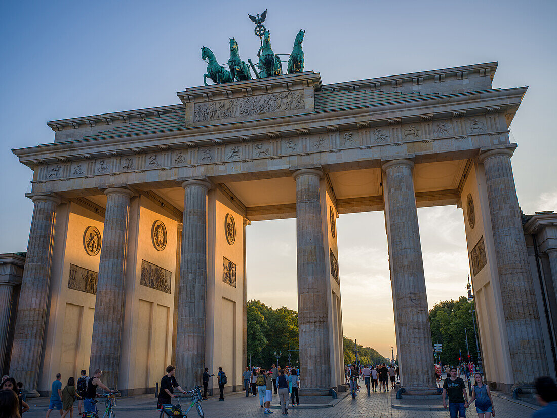  Brandenburg Gate at sunset, Unter den Linden, Berlin-Mitte, East Berlin, Berlin, Germany, Europe 