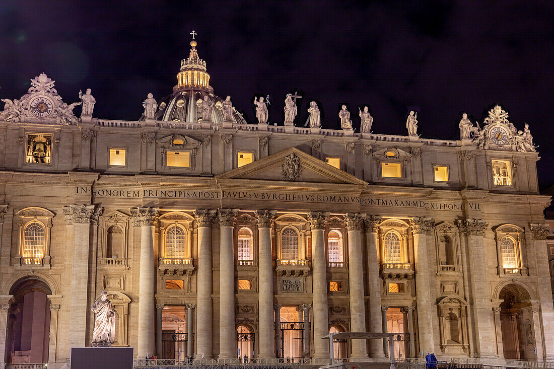 Petersdom bei Nacht, Petersplatz, Vatikanstadt, Rom, Italien, Europa