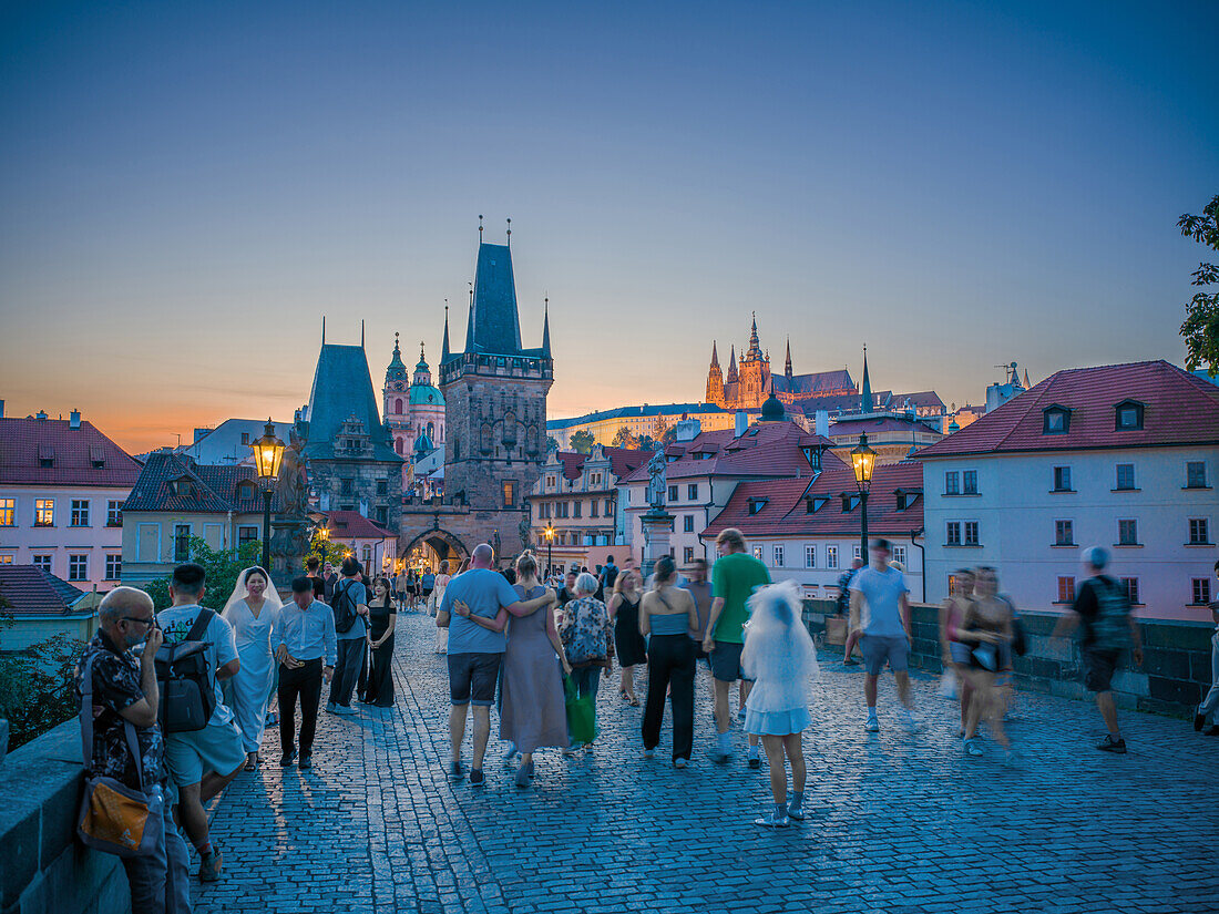  On the Charles Bridge at night, Hradčany, Lesser Town, Prague Old Town, Prague, Czech Republic, Europe 