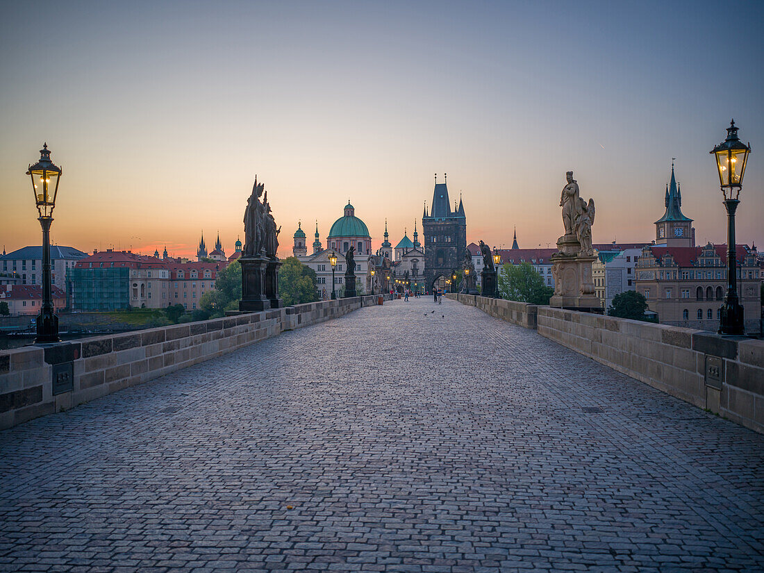 Auf der Karlsbrücke bei Sonnenaufgang, Altstädter Brückenturm, Karlsbrücke, Moldau, Prager Altstadt, Prag, Tschechische Republik, Europa