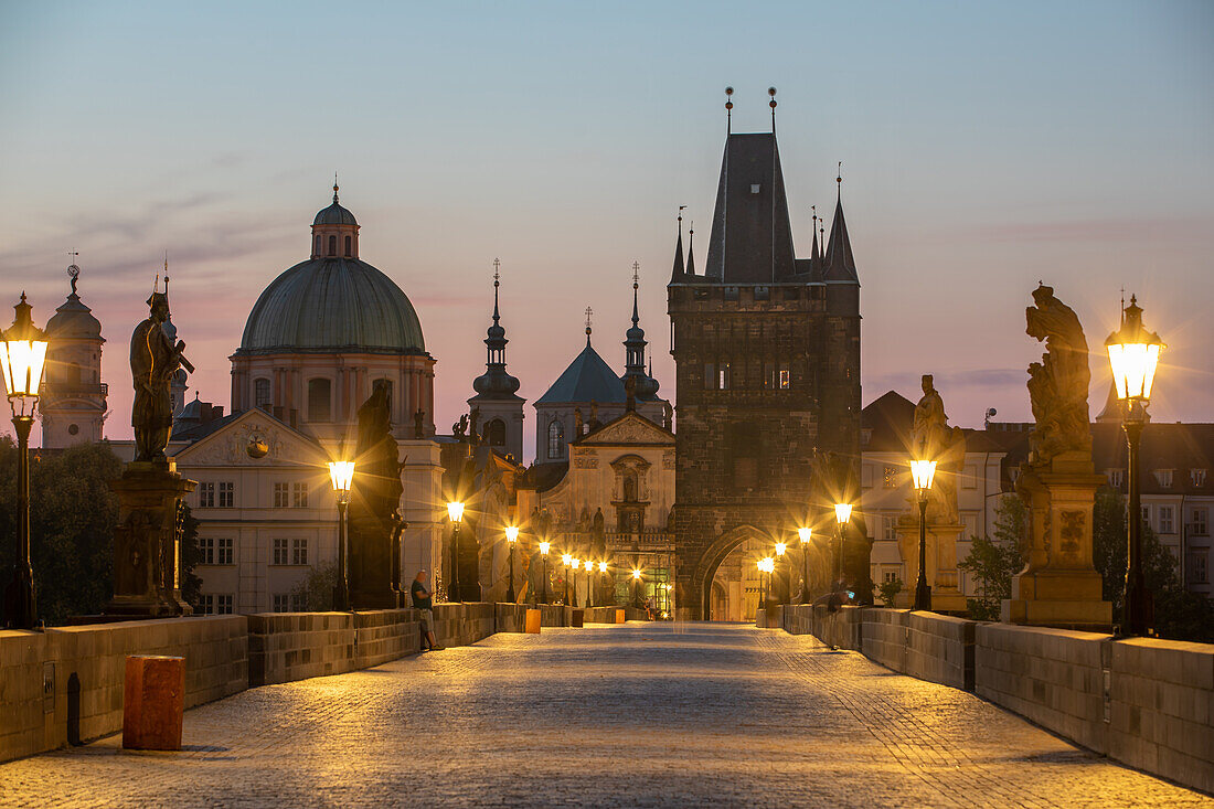  Charles Bridge at night, Old Town Bridge Tower, Church of the Knights of the Cross, Vltava River, Old Town of Prague, Prague, Czech Republic, Europe 