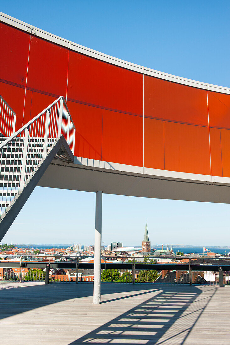 "Your rainbow panorama" (oeuvre de Olafur Eliasson, artiste contemporain danois) , une passerelle circulaire aux couleurs de l'arc-en-ciel, surmontant le ARoS Aarhus Kunstmuseum, musee d'art concu par le cabinet d'architectes danois Schmidt Hammer Lassen,  Aarhus, Peninsule du Jutland, Danemark, Europe du Nord //the installation "Your rainbow panorama", a circular skywalk with windows in the colors of the rainbow (by Olafur Eliasson, a Danish-Icelandic artist) on the top of ARoS Aarhus Kunstmuseum (designed by Danish architects Schmidt Hammer Lassen), Aarhus, Jutland Peninsula, Denmark, Northe