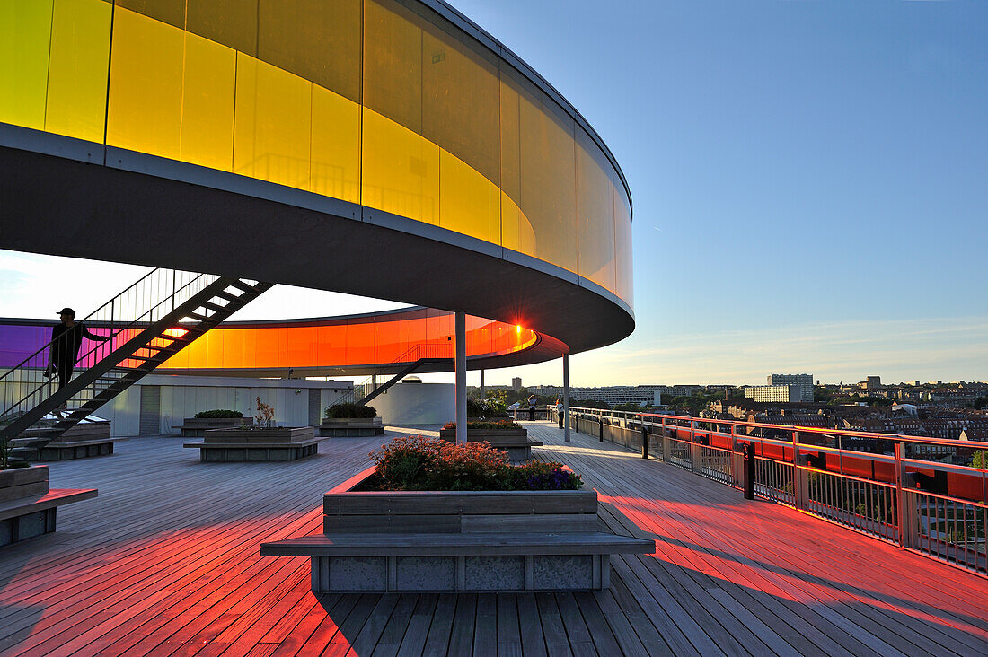 ARoS Aarhus Kunstmuseum mit 'Your rainbow panorama', Skywalk auf dem Dach bei Nacht, Aarhus, Halbinsel Jütland, Dänemark, Nordeuropa