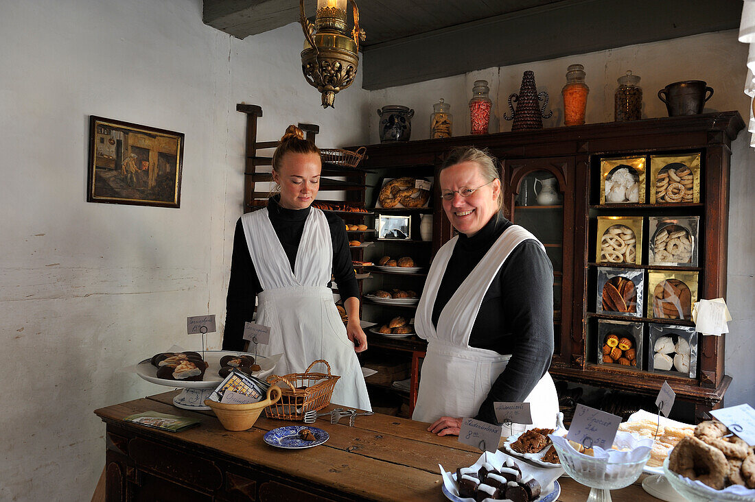 Einheimische Frauen in historischer authentischer Kleidung im Den Gamle By Freilichtmuseum, Aarhus, Halbinsel Jütland, Dänemark, Nordeuropa