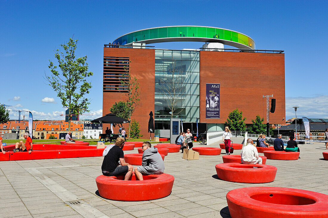 Platz vor dem ARoS Kunstmuseum mit 'Your rainbow panorama' Skywalk auf dem Dach, Aarhus, Halbinsel Jütland, Dänemark, Nordeuropa