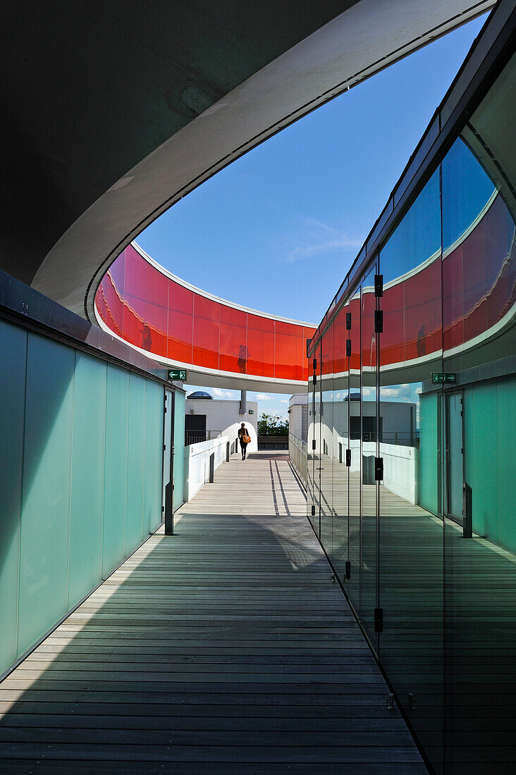 Installation 'Your rainbow panorama', bunter Skywalk auf dem Dach des ARoS Kunstmuseums, Aarhus, Halbinsel Jütland, Dänemark, Nordeuropa