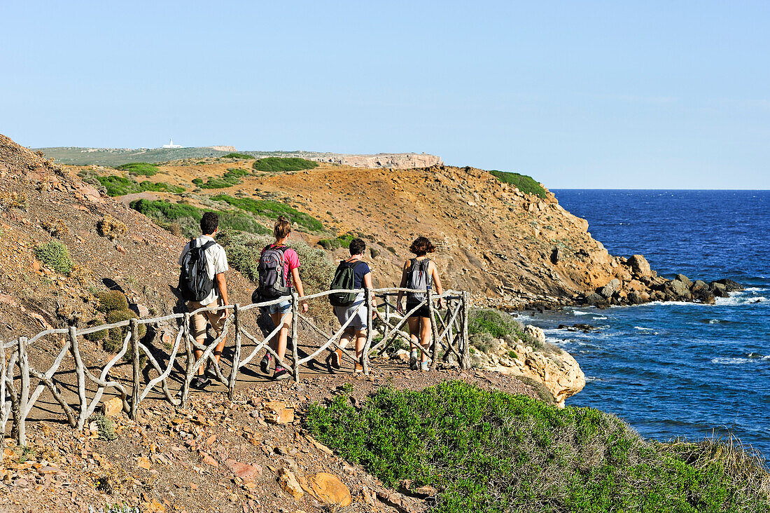 Wanderer auf dem Cami de Cavalls Wanderweg GR 223, in der Nähe von Punta Negra an der Nordküste, Insel Menorca, Balearen, Spanien, Europa