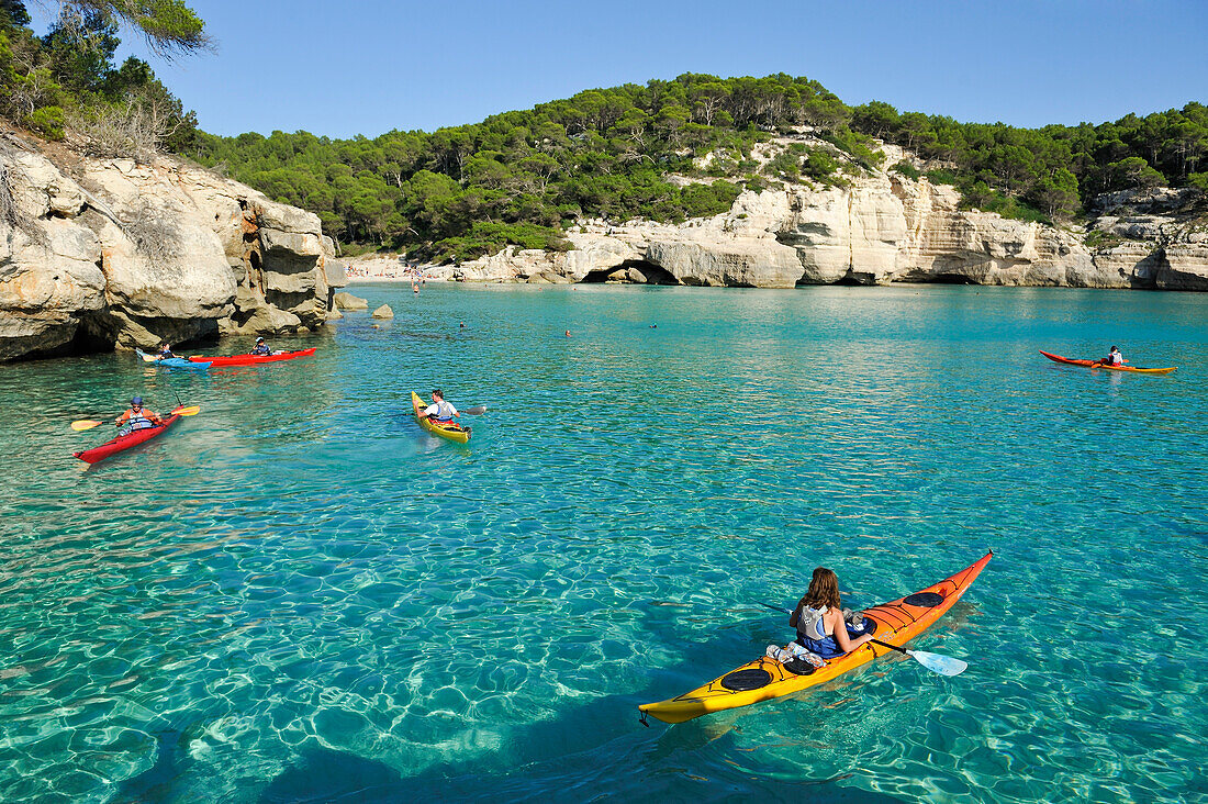 Kajak in der Bucht Cala Mitjana, Nähe Cala Galdana, Südküste von Insel Menorca, Balearen, Spanien, Europa