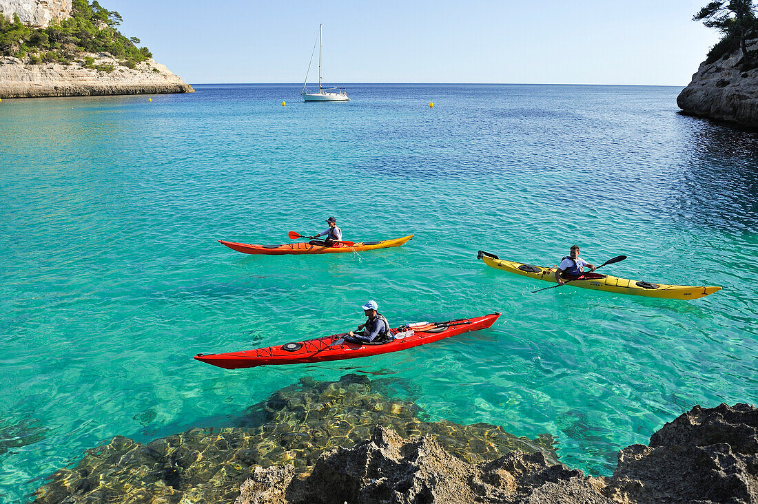 Kajak in der glasklaren Bucht Cala Mitjana, Nähe Cala Galdana, Südküste von Insel Menorca, Balearen, Spanien, Europa