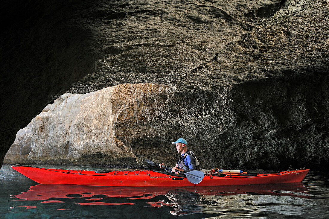 Kajaktour in einer natürlichen Höhle Cova Cala Trebulager, Olleta de Trebaluger bei Cala Galdana, Südküste, Insel Menorca, Balearen, Spanien, Europa