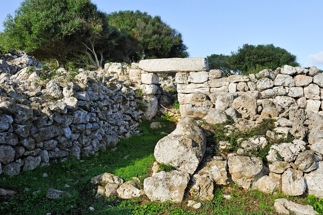 Südlicher Teil der Ausgrabungsstätte Torre d'en Galmes, Talayotische Stätte, bei Alaior, Insel Menorca, Balearen, Spanien, Europa