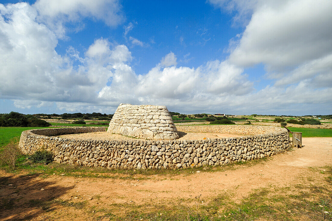 Grabanlage Naveta des Tudons, megalithisches Kammergrab Ciutadella, Insel Menorca, Balearen, Spanien, Europa