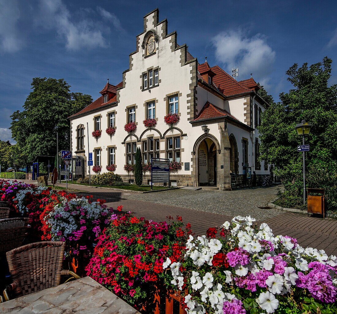 Rathaus in Hessisch Lichtenau am Frau-Holle-Rundweg, Straßen-Restaurant im Vordergrund, Deutsche Märchenstraße, Hessen, Deutschland