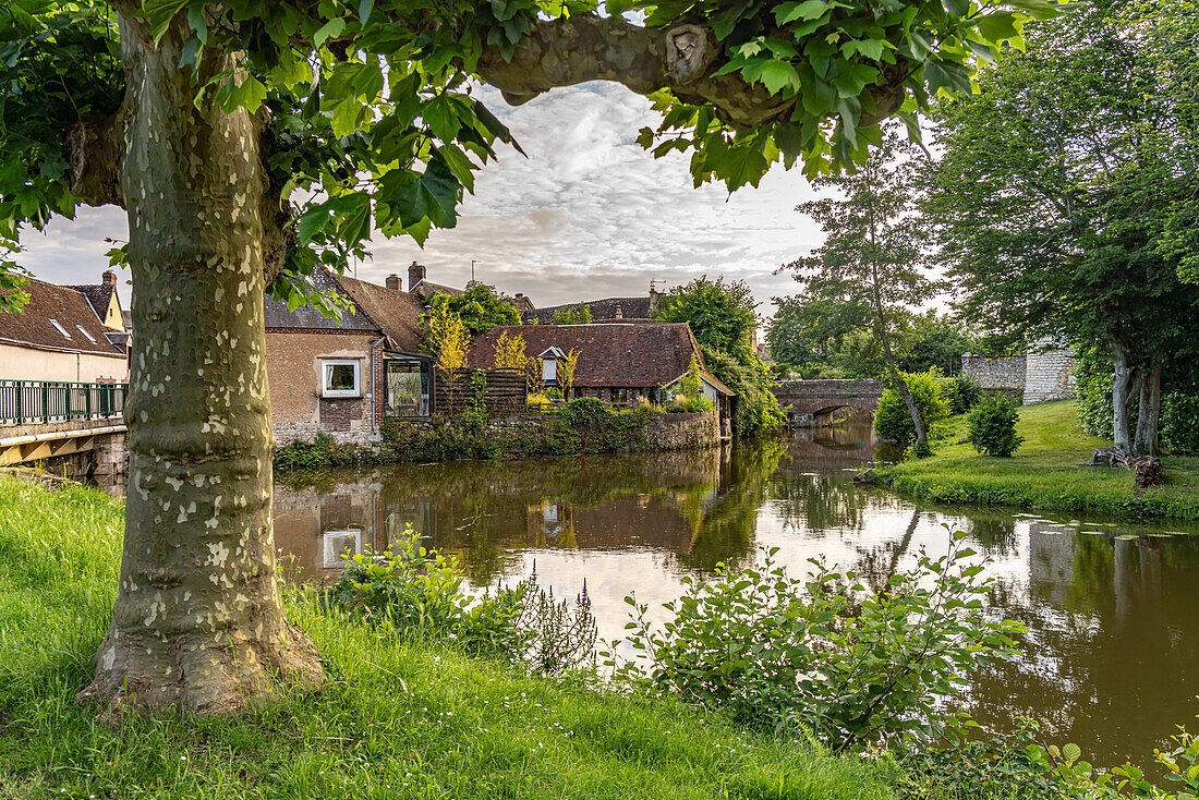 Der Fluss Loir in  Alluyes, Centre-Val de Loire, Frankreich, Europa