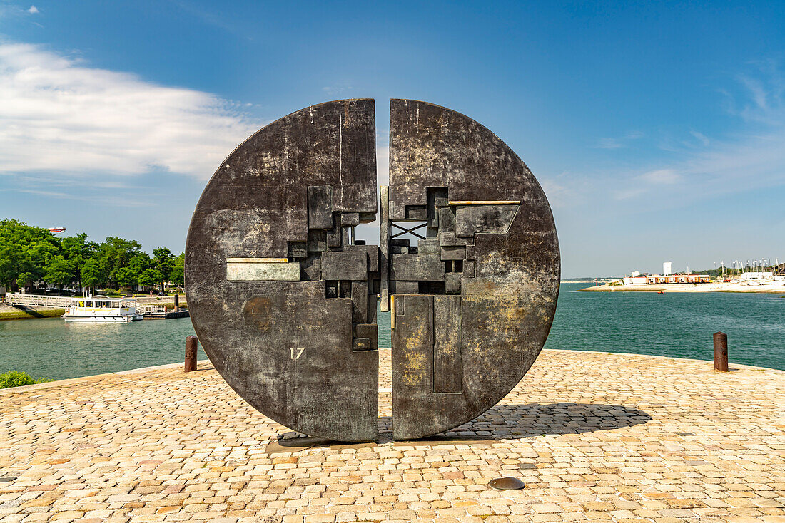 Skulptur Crépeau l'humaniste am Hafen in La Rochelle, Frankreich, Europa