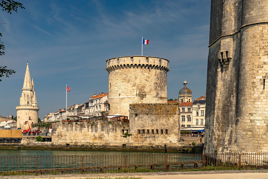  Harbor entrance to the old harbor Vieux Port with the medieval towers Tour St.-Nicolas, Tour de la Lanterne and Tour de la Chaine, La Rochelle, France, Europe 