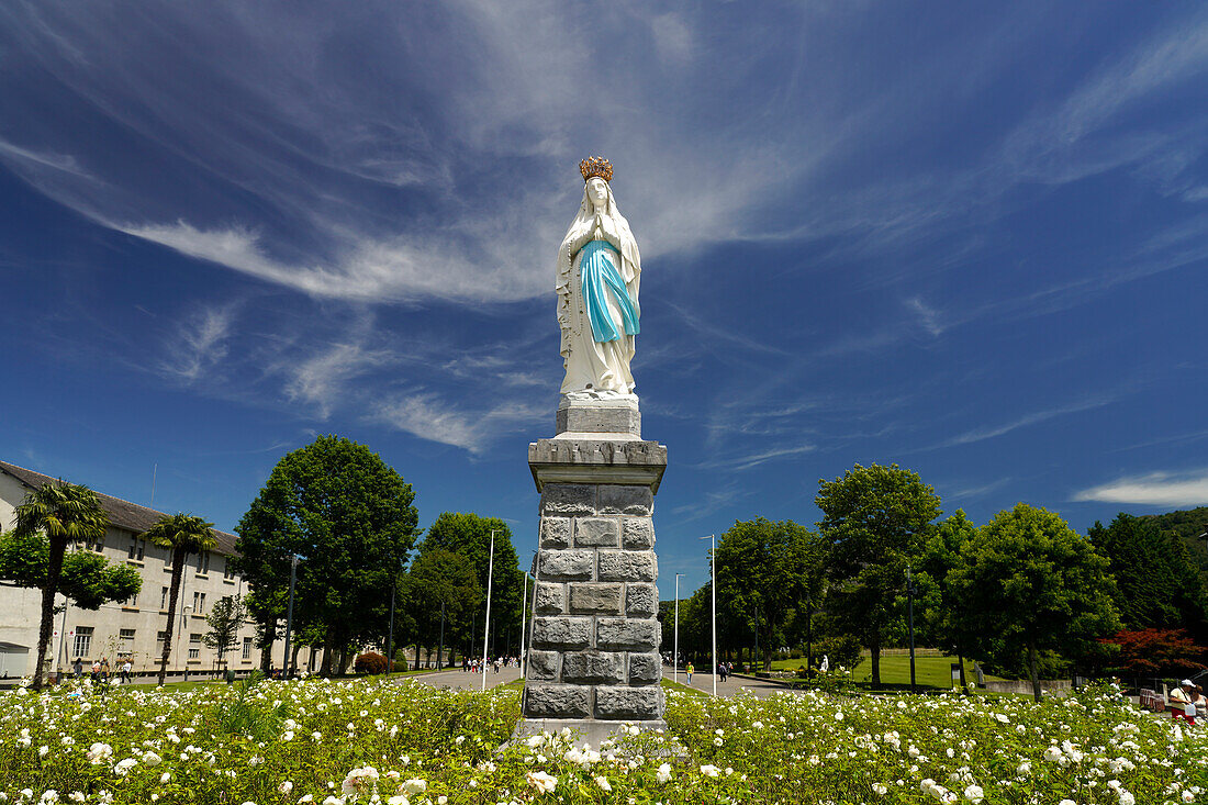  Statue of the Crowned Madonna of Our Lady of Lourdes on the Rosary Square in the Marian pilgrimage site of Lourdes, Pyrenees, France, Europe 