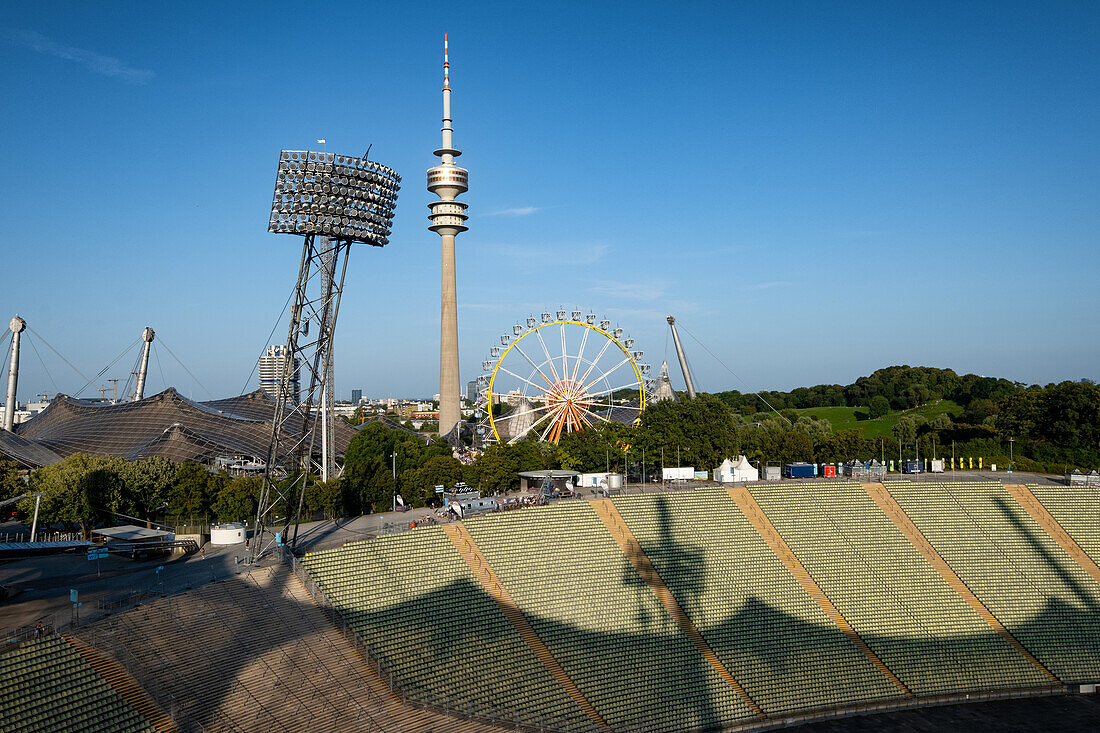 Blick auf den Olympiaturm und das Stadion vom  Dach des Olympiastadion aus, München, Oberbayern, Bayern, Deutschland, Europa\n