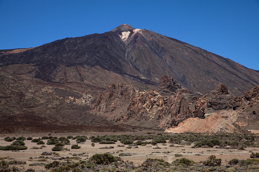 Blick auf den Berg El Teide während der heißesten Stunden mit einem strahlend blauen Himmel, Teneriffa, Kanaren, Spanien