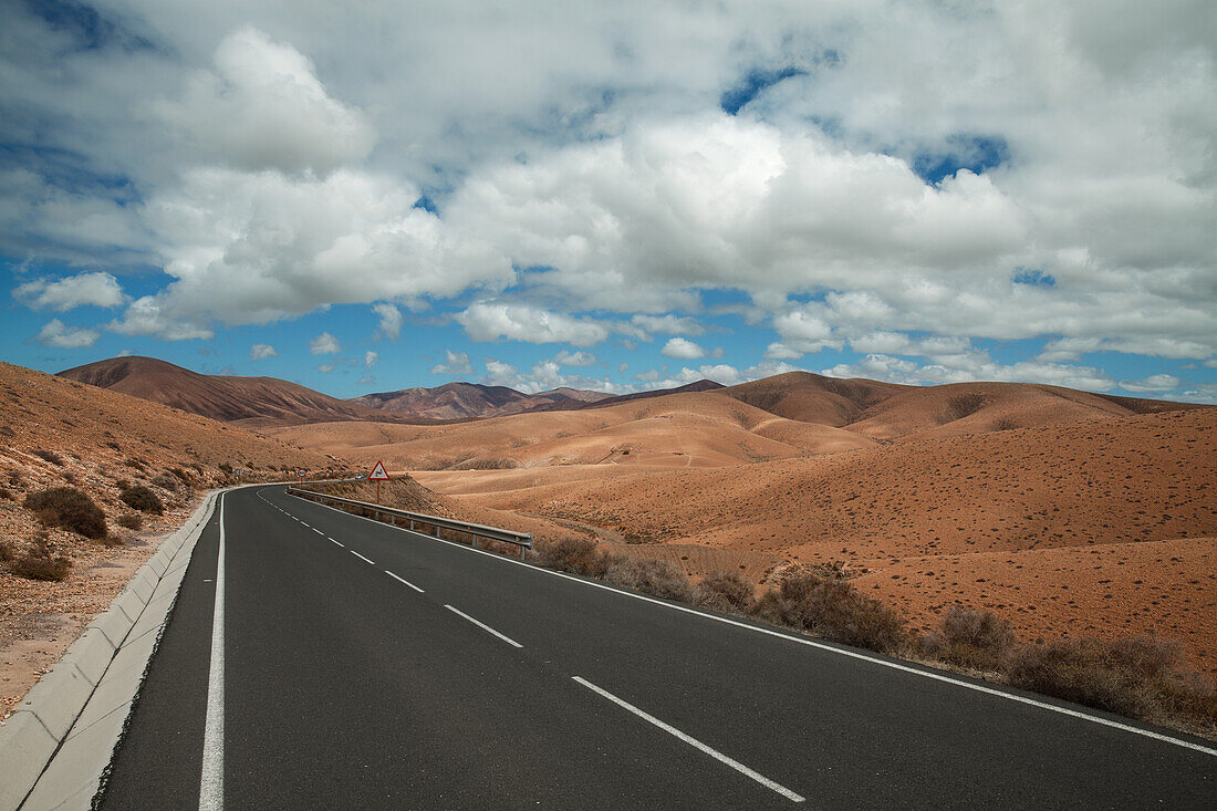 Blick auf eine Straße unter einem dicht bewölkten Himmel, Fuerteventura, Kanaren, Spanien, Europa