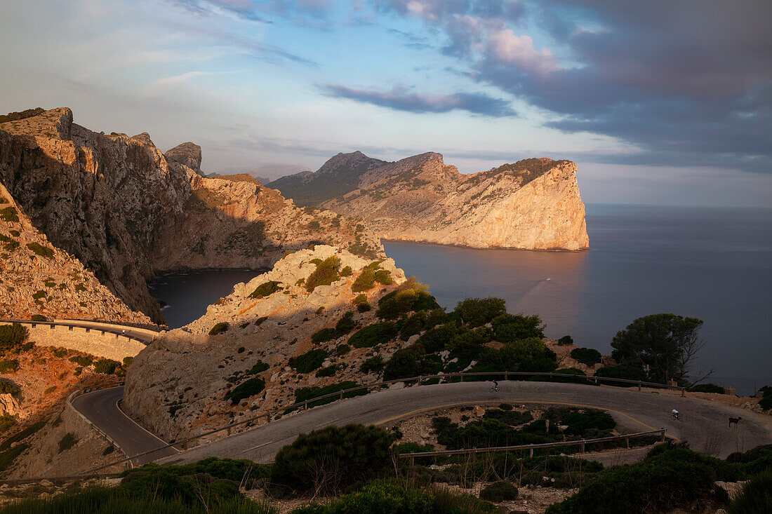 Bergstraße, Küstenstraße mit Blick auf Cap Formentor, Mallorca, Balearen, Spanien