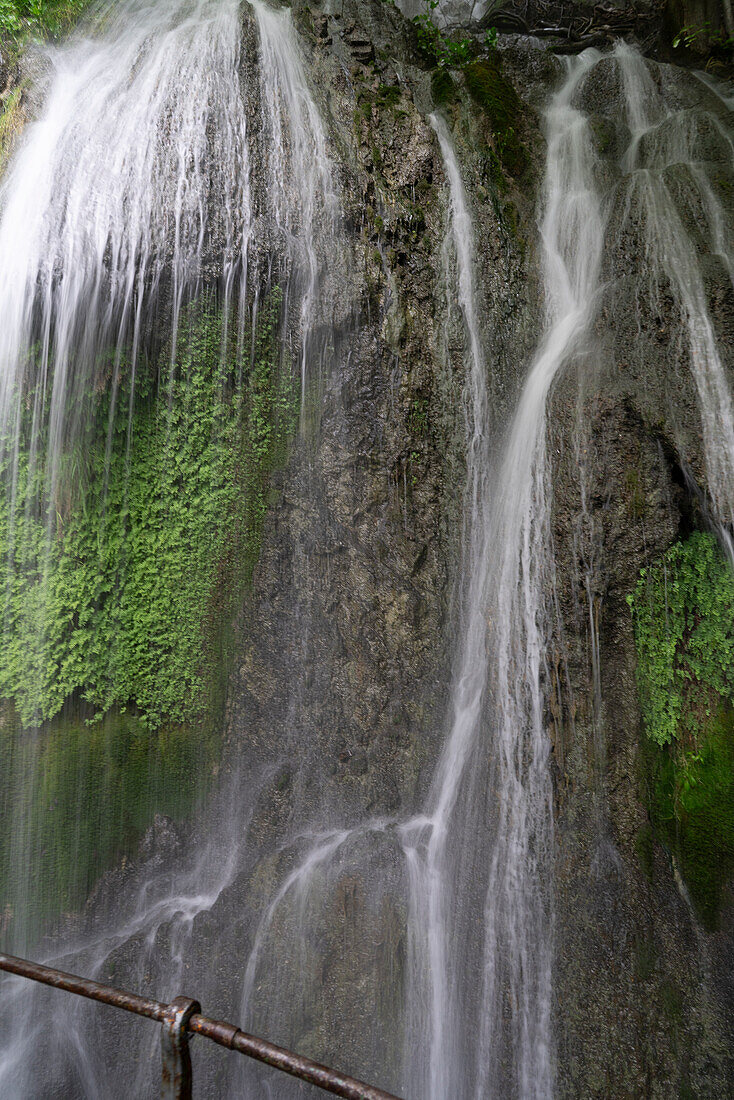 Kleiner Wasserfall, der von Bergfelsen stürzt