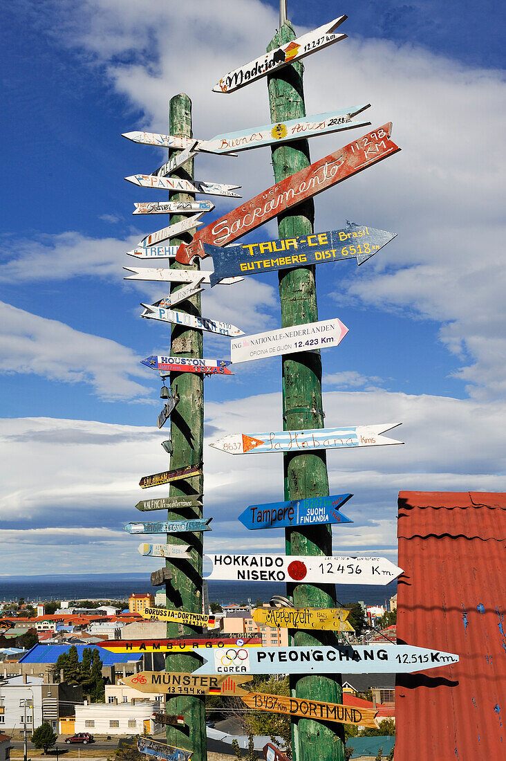 Wegweiser mit Entfernungsangaben zu Städten auf der ganzen Welt, Punta Arenas, Magellanstraße, Halbinsel Brunswick, Patagonien, Chile, Südamerika