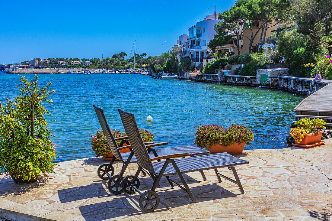 Liegestühle am Strand, Portopetro, Gemeindegebiet  Santanyí, Südostküste, Mallorca, Balearen, Spanien