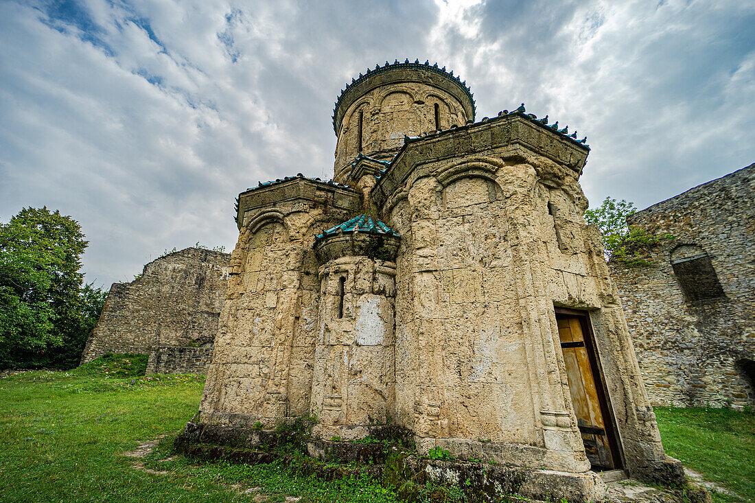 Kirche in den Ruinen der Festungsstadt Kwetera im Kaukasusgebirge,  Kachetien, Georgien, Vorderasien