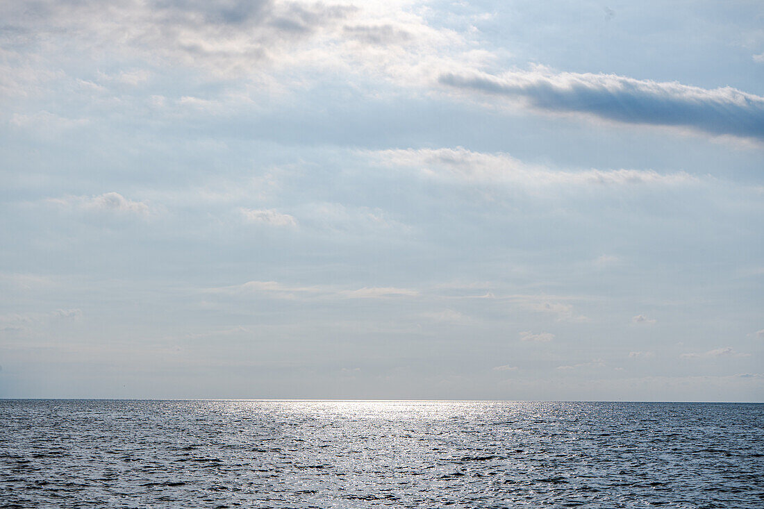 Auf dem Meer mit Wolken am blauen Himmel, bei Batumi, Adscharien, Schwarzes Meer, Georgien, Vorderasien