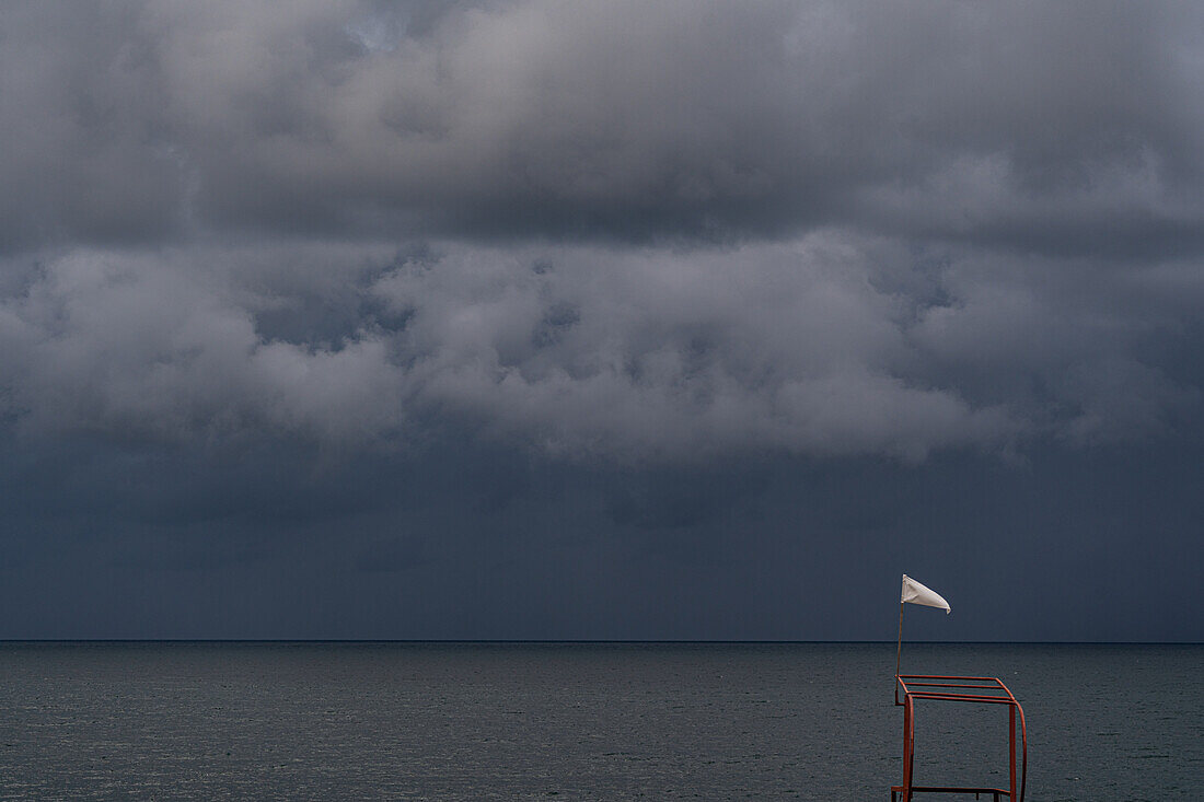 Weiße Flagge auf dem Wachturm am Strand bei Sturm, Schwarzes Meer, Georgien, Vorderasien