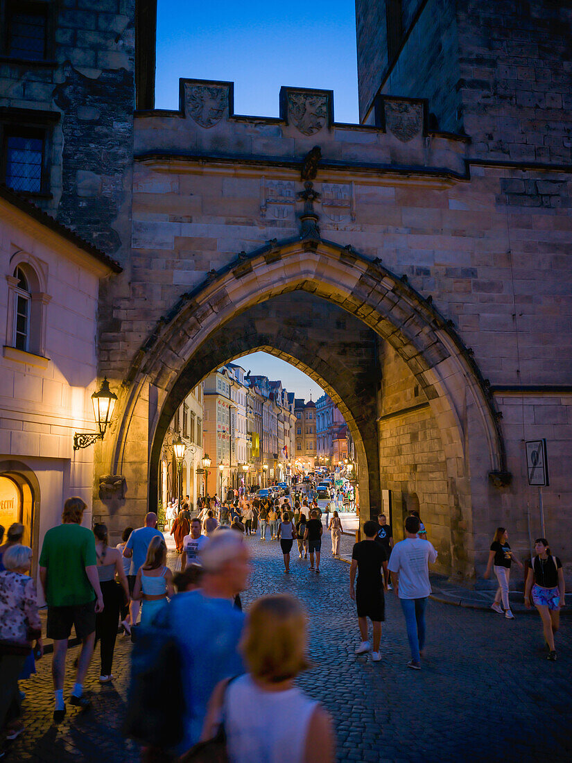 Blick durch den Kleinseitner Brückenturm bei Nacht, Kleinseite, Prag, Tschechische Republik, Europa