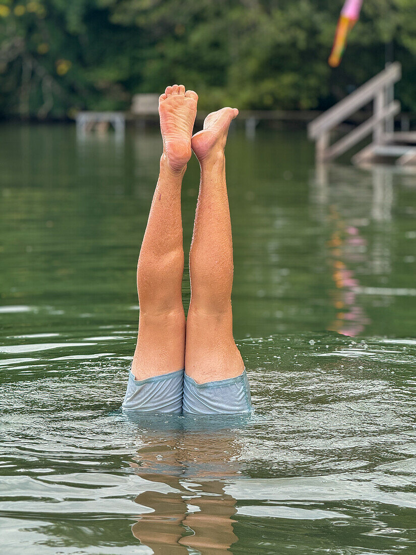 Junger Mann macht Handstand im Wörthsee, Landkreis Starnberg, Oberbayern, Bayern, Deutschland