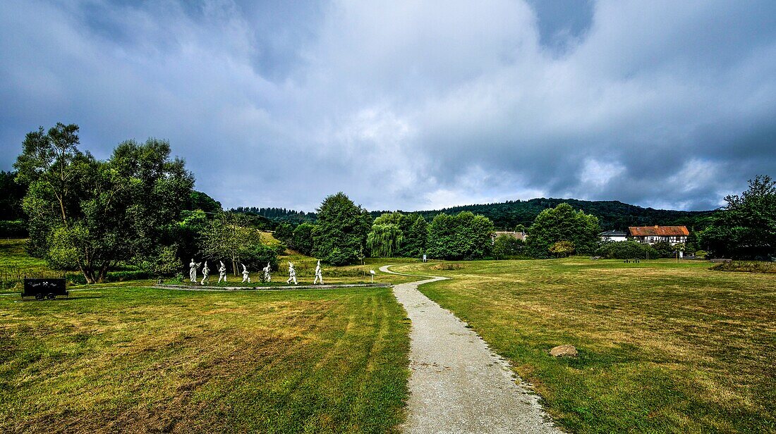 Schneewittchendorf Bergfreiheit, Statuen der sieben Zwerge, Lore des Bergwerks Bergfreiheit, Bad Wildungen, Hessen, Deutschland