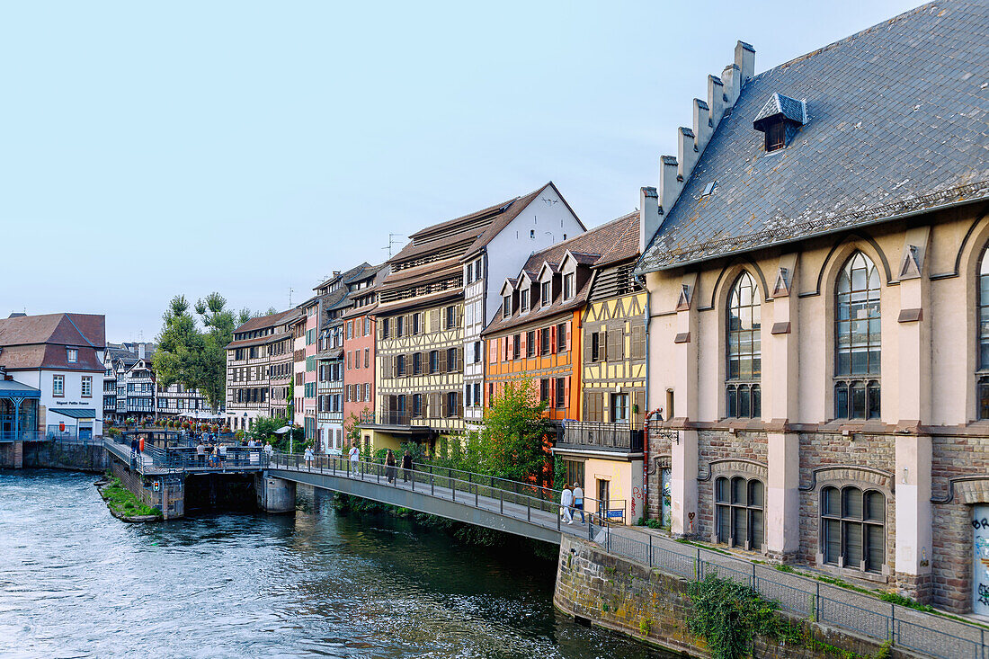 Blick auf Passerelle des Anciennes-Glacières im Quartier de la Petite France von Brücke Pont Saint-Martin in Strasbourg im Département Bas-Rhin in der Region Grand Est im Elsass (Alsace) in Frankreich