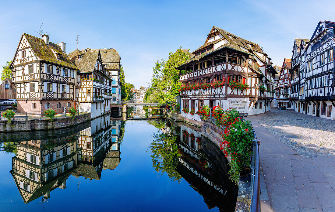  Quai de la Petite France with Maison des Tanneurs on the l&#39;Ill in Strasbourg in the Bas-Rhin department in the Grand Est region in Alsace (Alsace) in France 