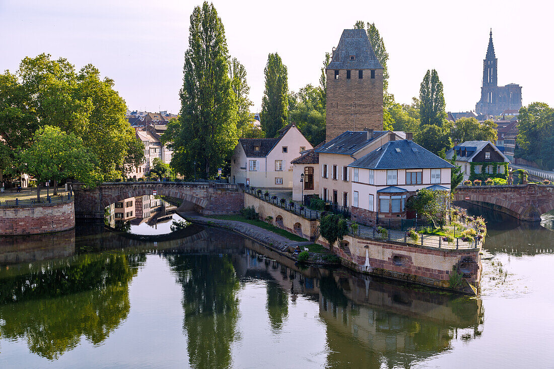  Pont Couvert, la Petite France on the l&#39;Ill and Strasbourg Cathedral in Strasbourg in the Bas-Rhin department in the Grand Est region of Alsace in France 