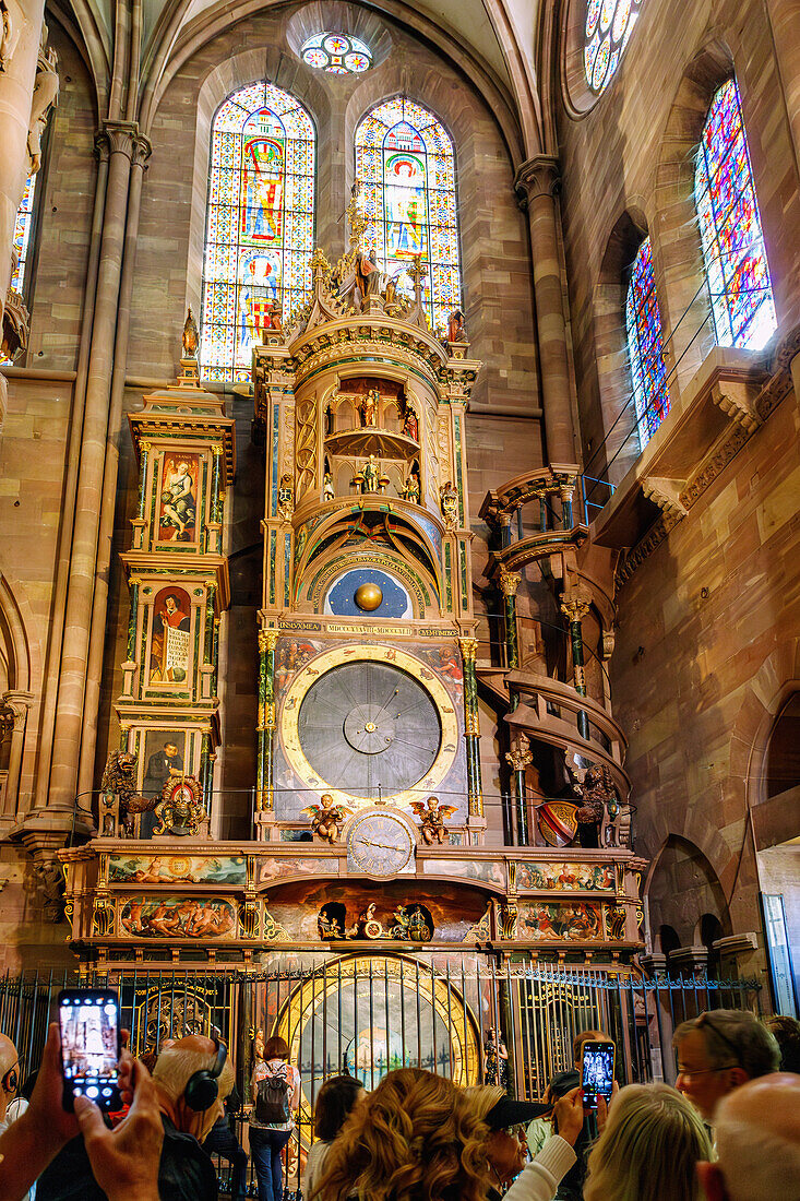 Astronomische Uhr und Touristen in der Cathédrale Notre-Dame (Straßburger Münster) in Strasbourg im Département Bas-Rhin in der Region Grand Est im Elsass (Alsace) in Frankreich