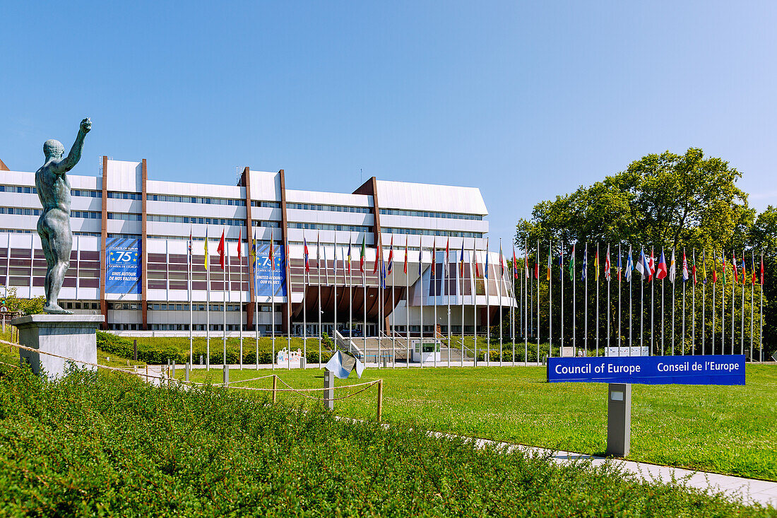 Conseil de l'Europe (Europarat, Palais de l'Europe) mit Bronzestatue des Poseidon und Flaggen der EU im Quartier Européen (Europaviertel) in Strasbourg im Département Bas-Rhin in der Region Grand Est im Elsass (Alsace) in Frankreich