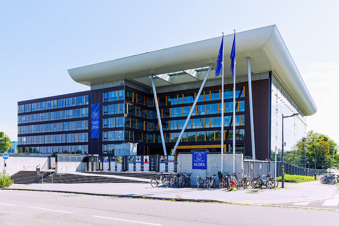 Agora, Gebäude des Conseil de l'Europe (Europarat), mit Flaggen der EU im Quartier Européen (Europaviertel) in Strasbourg im Département Bas-Rhin in der Region Grand Est im Elsass (Alsace) in Frankreich