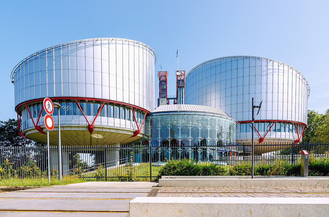  Palais des Droits de l&#39;Homme (European Court of Human Rights) by architect Richard Rogers with the round buildings as a symbol of the scales of justice in the Quartier Européen (European Quarter) at the Bassin de l&#39;Ill in Strasbourg in the Bas-Rhin department in the Grand Est region in Alsace in France 