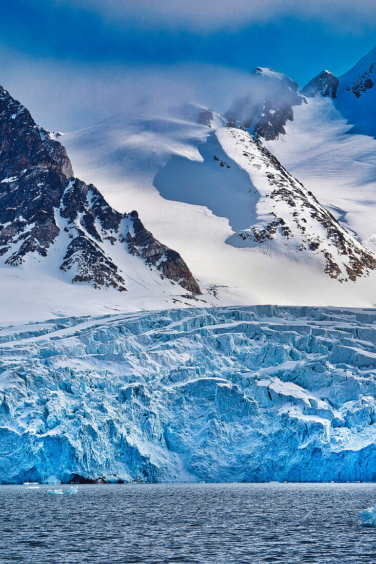  Tiefblauer Gletscher und schneebedeckte Berge, Albert I Land, Arktis, Spitzbergen, Svalbard, Norwegen, Europa 