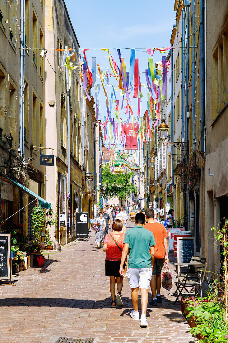 Mit bunten Farbstreifen und legendäre Drachenfigur Graoully (Grauli) geschmückte Altstadtstraße Rue Taison zum Colline Sainte-Croix in Metz im Département Moselle in der Region Grand Est in Frankreich